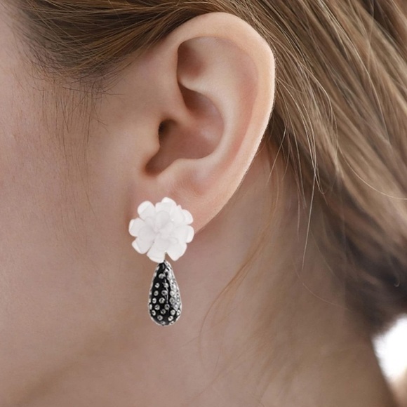 Black Tear Drop Flower Jewel Earrings - Picture 9 of 17